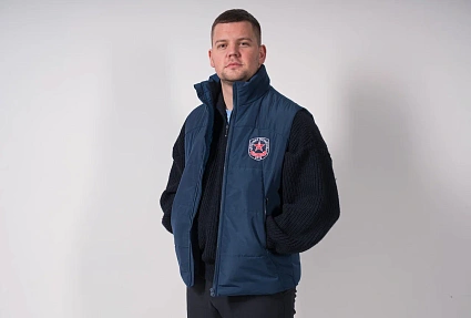 Синяя жилетка с логотипом АКМ