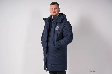 Синий пуховик с логотипом АКМ